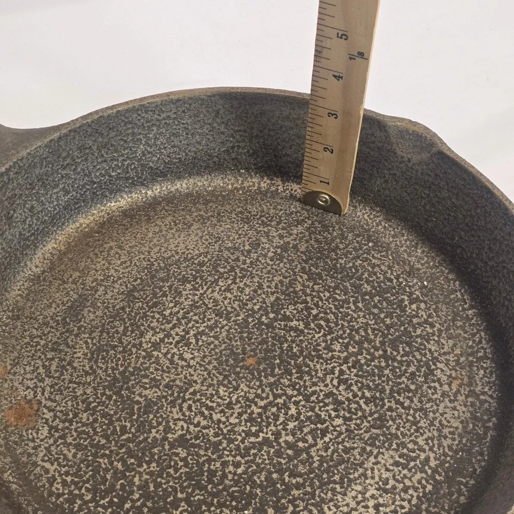 Vintage Unmarked Cast Iron Skillet 10.5 Inch Round Pan with Heat Ring No 8